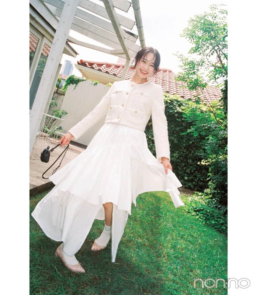 林芽亜里のモノトーンにピンクのパンプスを合わせたコーデ