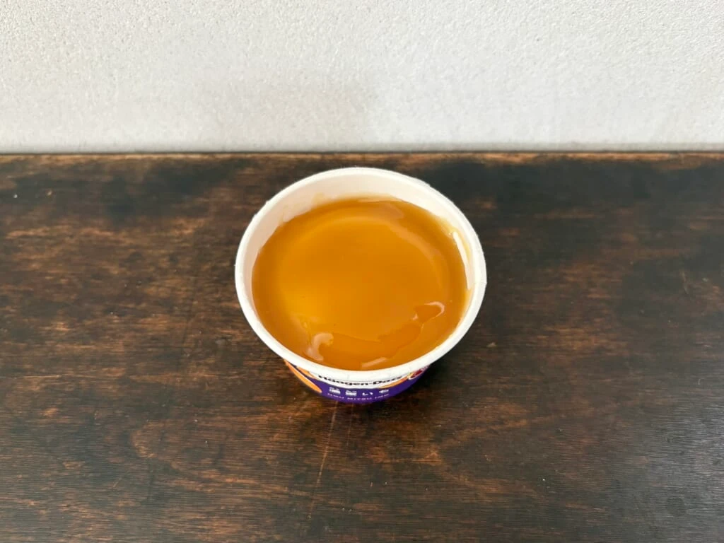 ハーゲンダッツ「濃蜜いも」のアイスを覆う芋蜜ソース