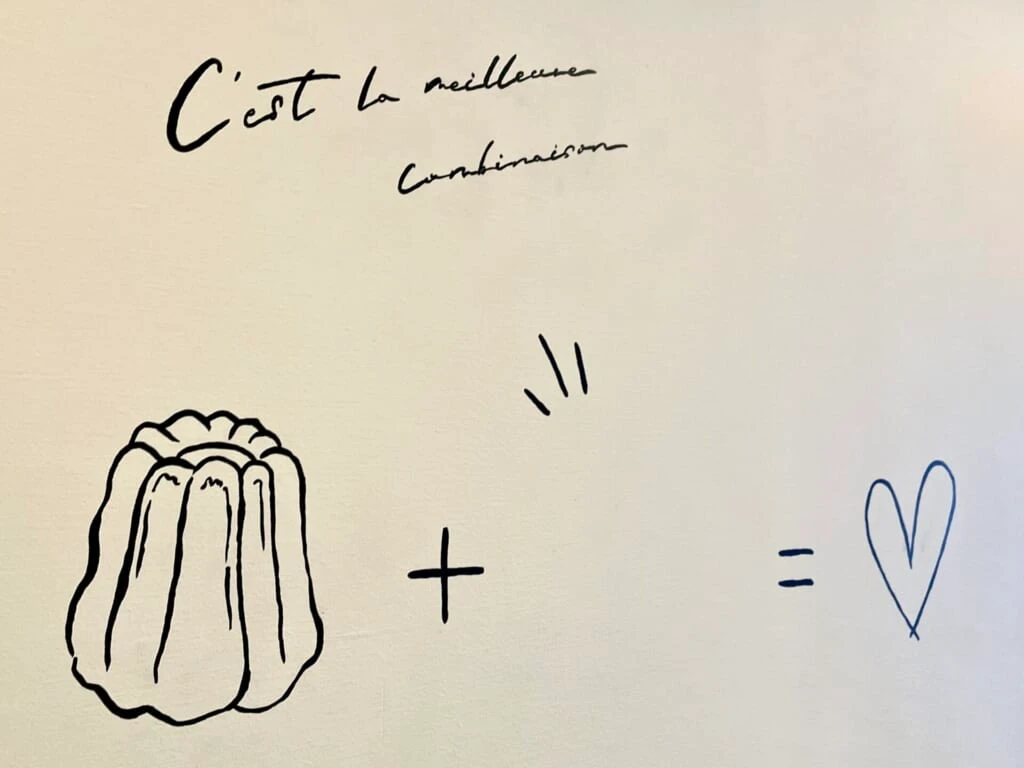 壁にカヌレのイラストが描かれている。