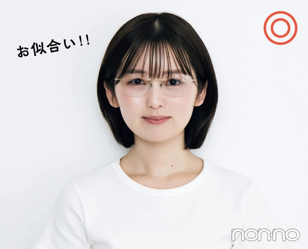 丸顔に似合うリムレスフレームのサングラスをかけたカット