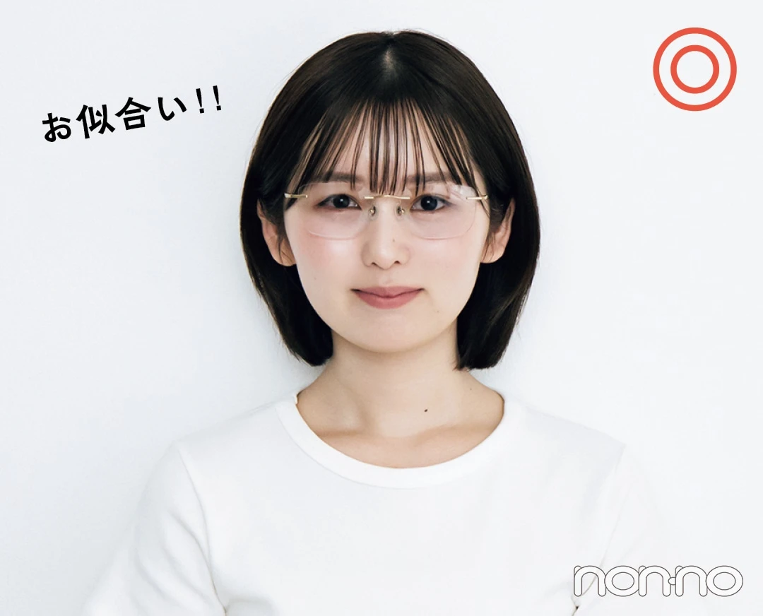 丸顔に似合うリムレスフレームのサングラスをかけたカット