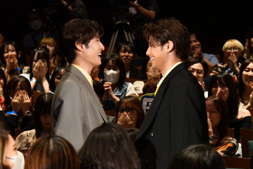 客席にサプライズ登場し、微笑みあう森崎ウィンさん(右)と向井康二さん(左)