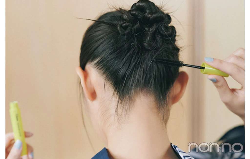 ねじりシニヨンヘアの手順4 うなじと前髪にヘアマスカラを