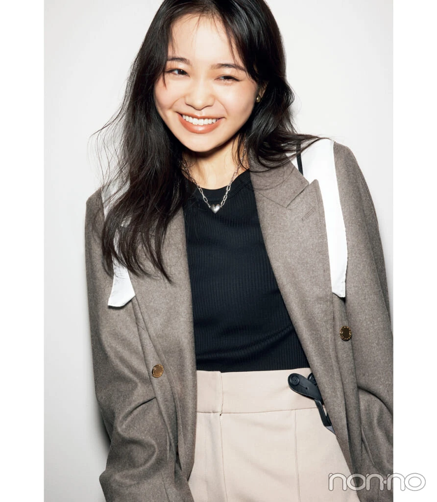 20代女性のプレゼントにもおすすめのジュエリー　ハートネックレスをつけた女性