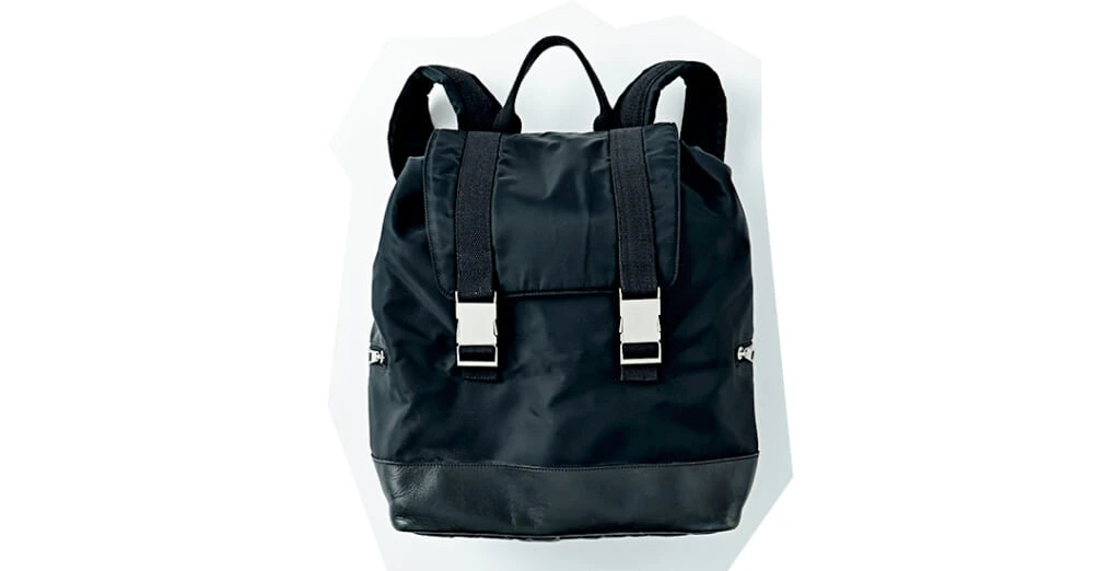 機内持ち込みバッグにおすすめのA.P.C.の黒リュック