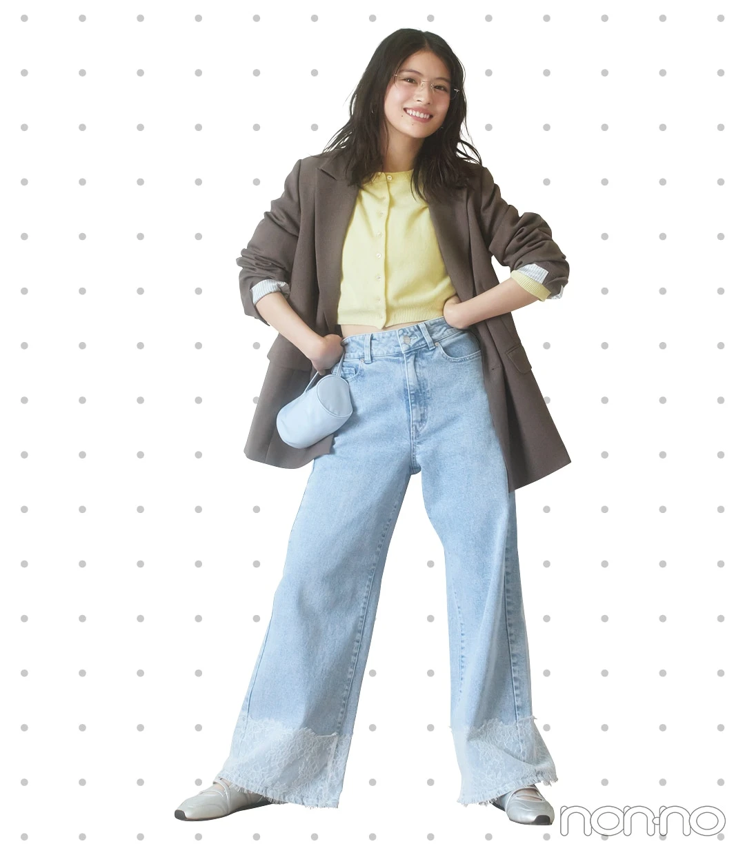 ブラウンのジャケット×デニムパンツコーデの女性