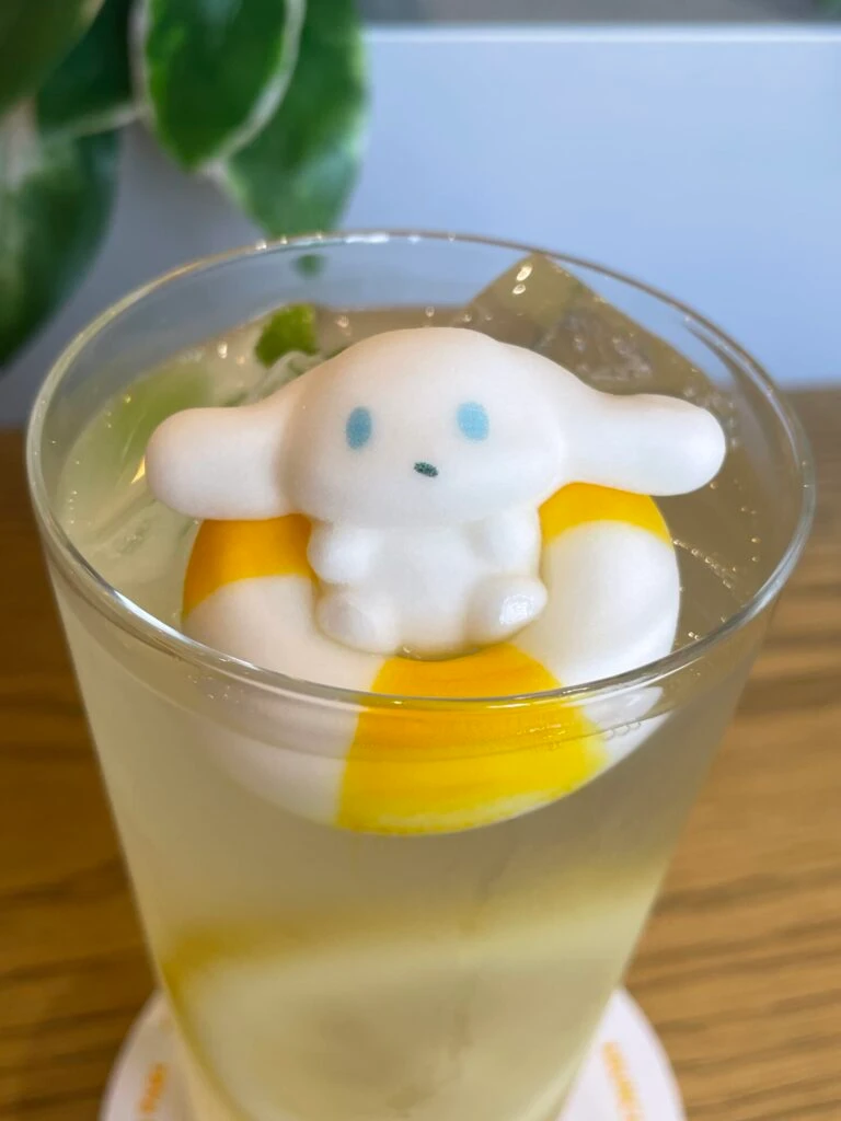 ゆるドキ☆ダイナーで注文したレモネードの上に乗っているシナモンの画像です。