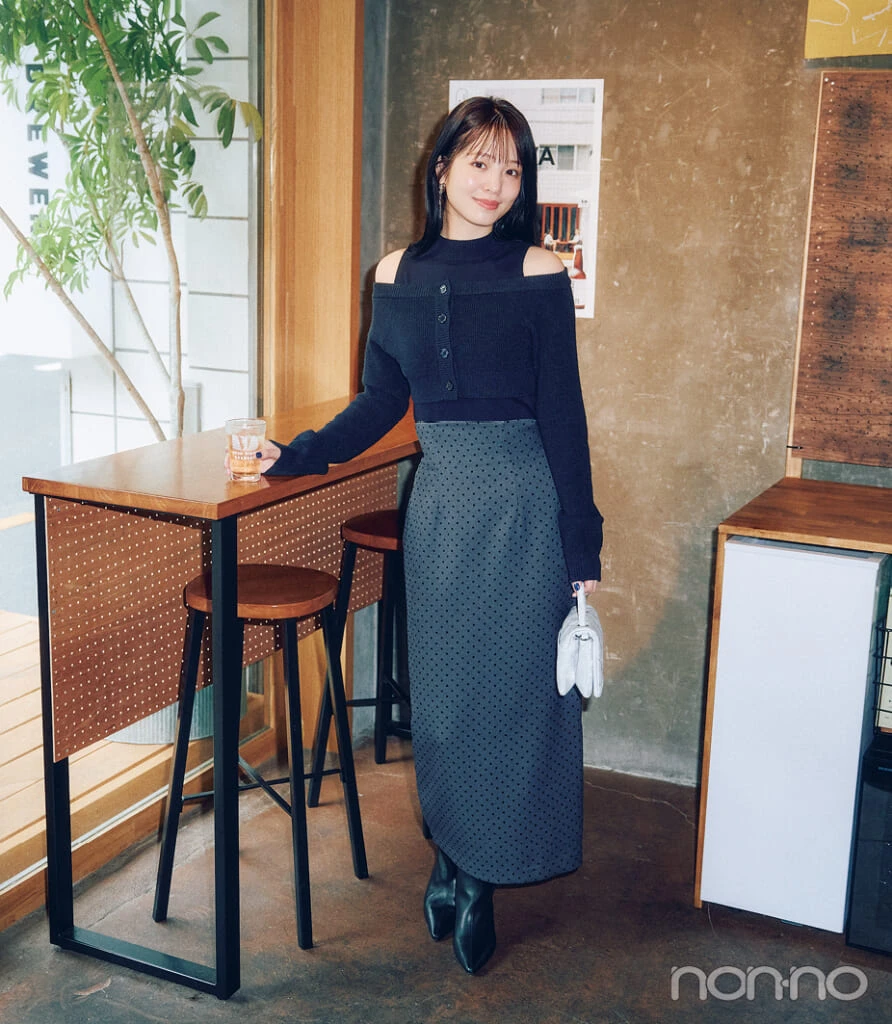 大学生の可愛い冬のデートコーデ　黒の肩だしニットを着た女性
