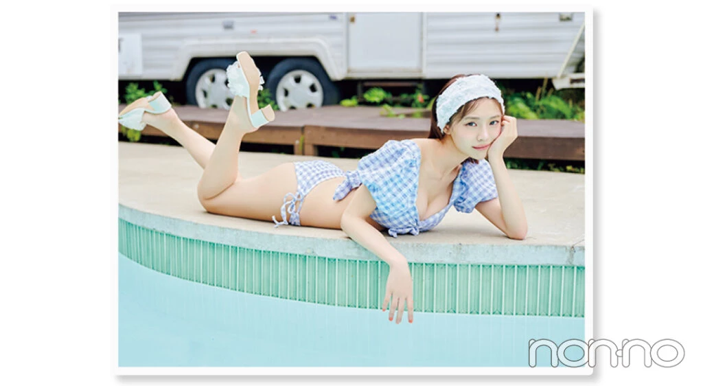 菊地姫奈の海、プールで盛れる写真テク お腹を隠しつつ、胸元は盛れるうつぶせショット