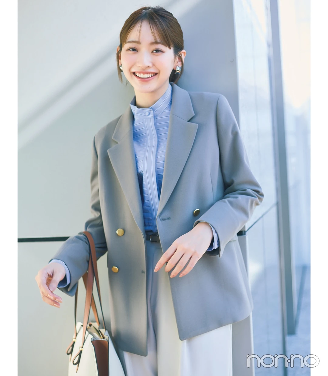 新社会人におすすめの薄い色のグレージャケットとパンツの服装