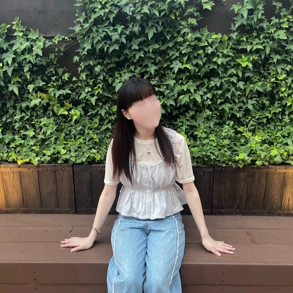mieya mieyaのPEPLUM TANK TOP -STRIPE-の着用写真、他撮り。GUのソフトシアークルーネックT Q(30 NATURAL)と合わせて着用。
