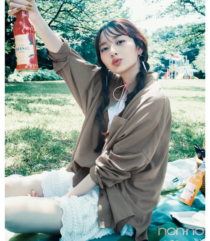 白T×白のミニスカート×ブラウンシャツの夏コーデ