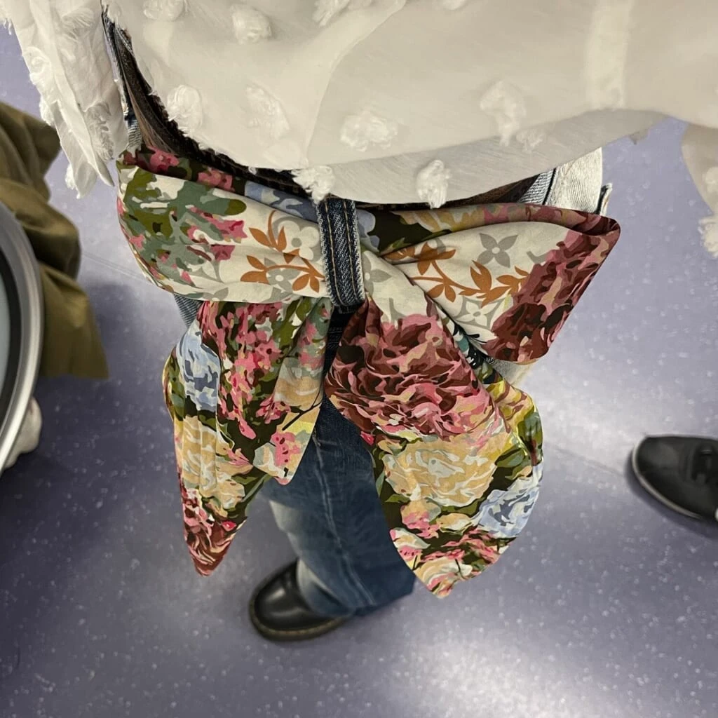 ベルトループに通した花柄のバンダナ　リボンの形