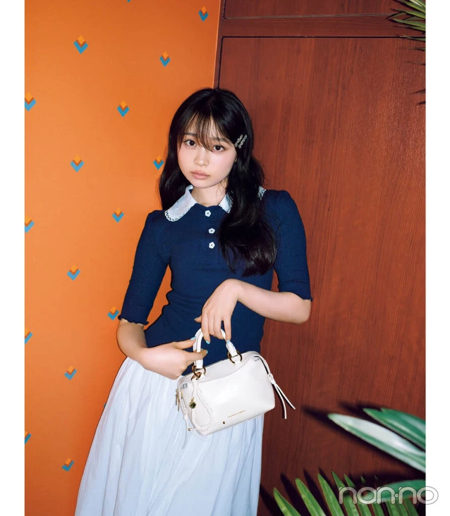 林芽亜里のネイビーの令嬢コーデ　襟付きカットソー