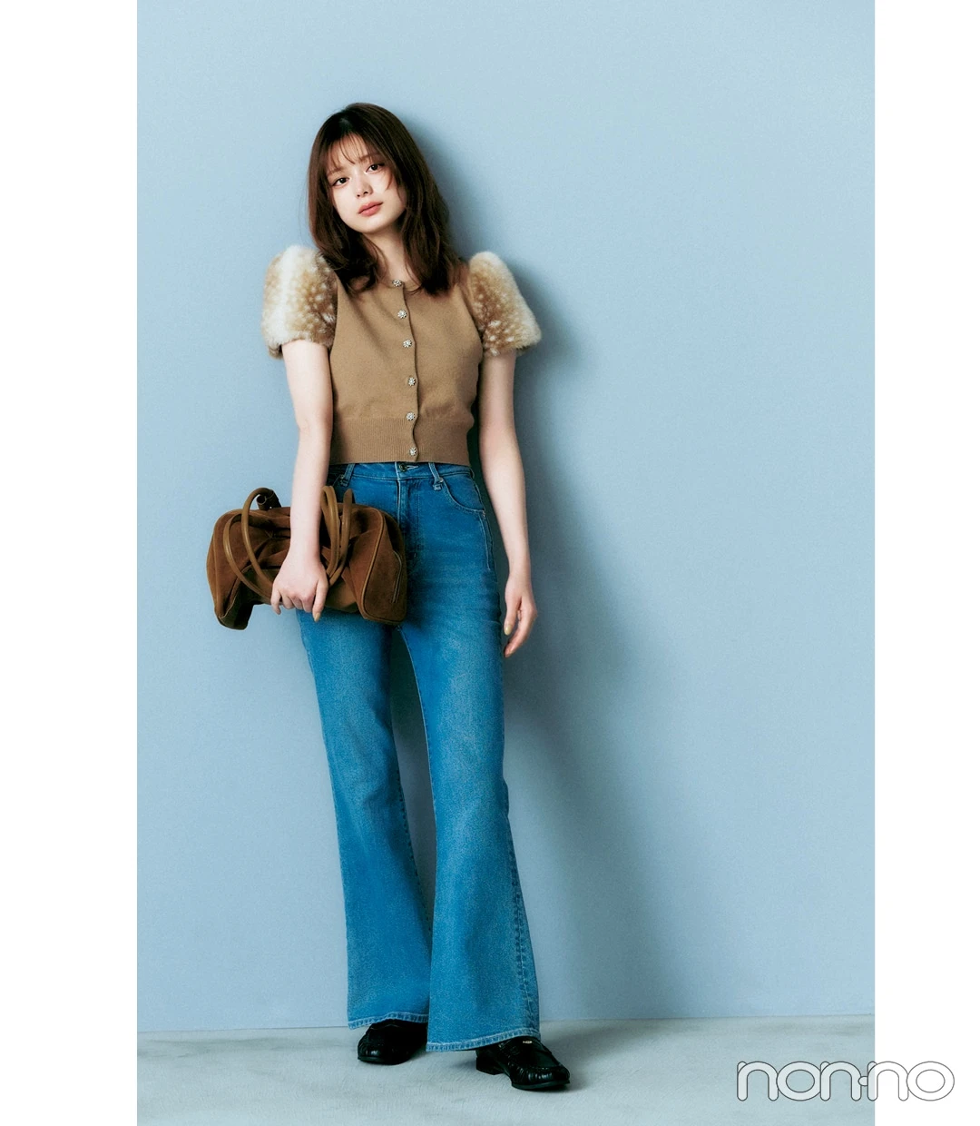 スナイデルのおすすめデニム STYLE UP PANTSフレアパンツをはいた遠藤さくら紺野彩夏