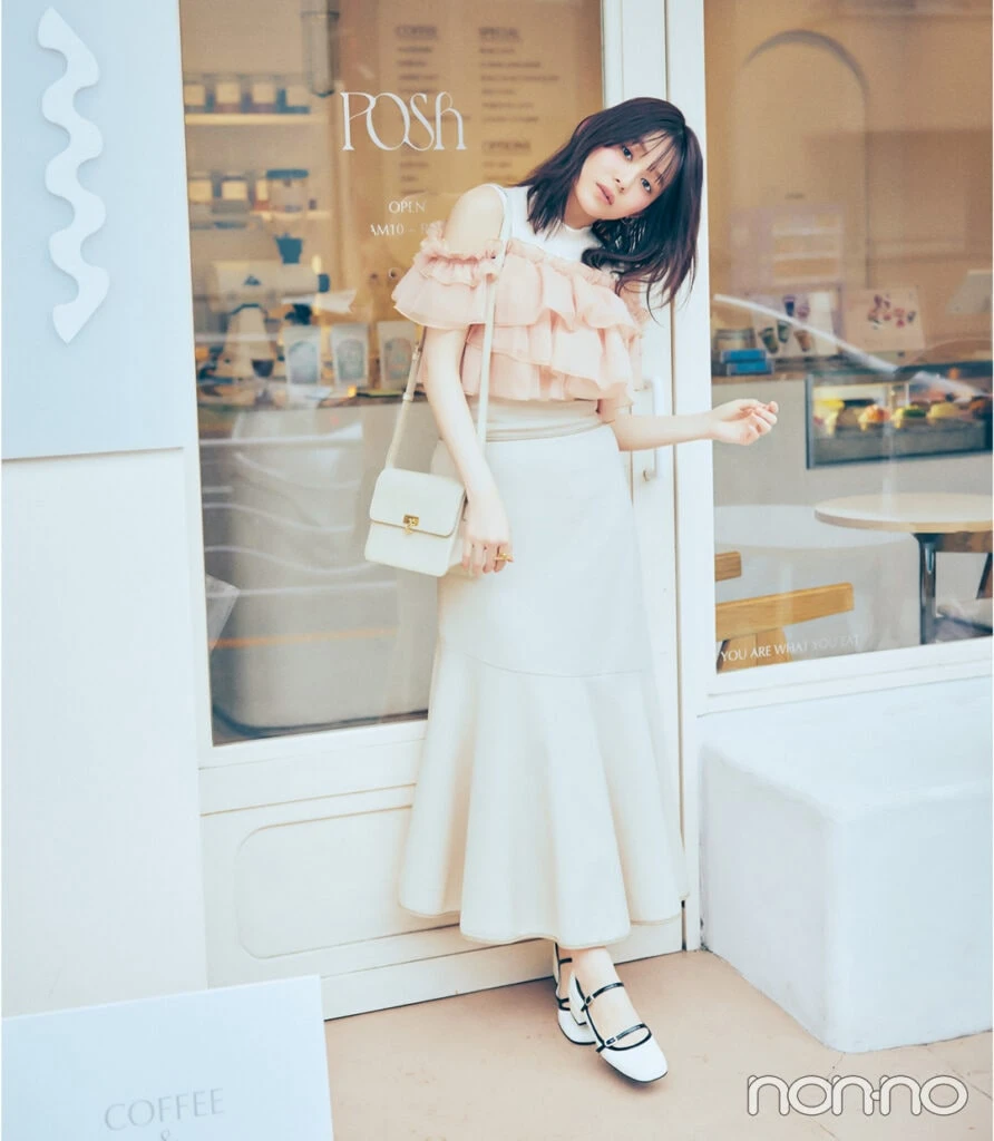 久間田琳加の肩出しフリルモデルカット2−3