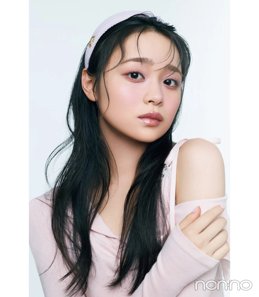 林芽亜里の甘め顔のライラックの透けるトーンでピュア&上品メイク
