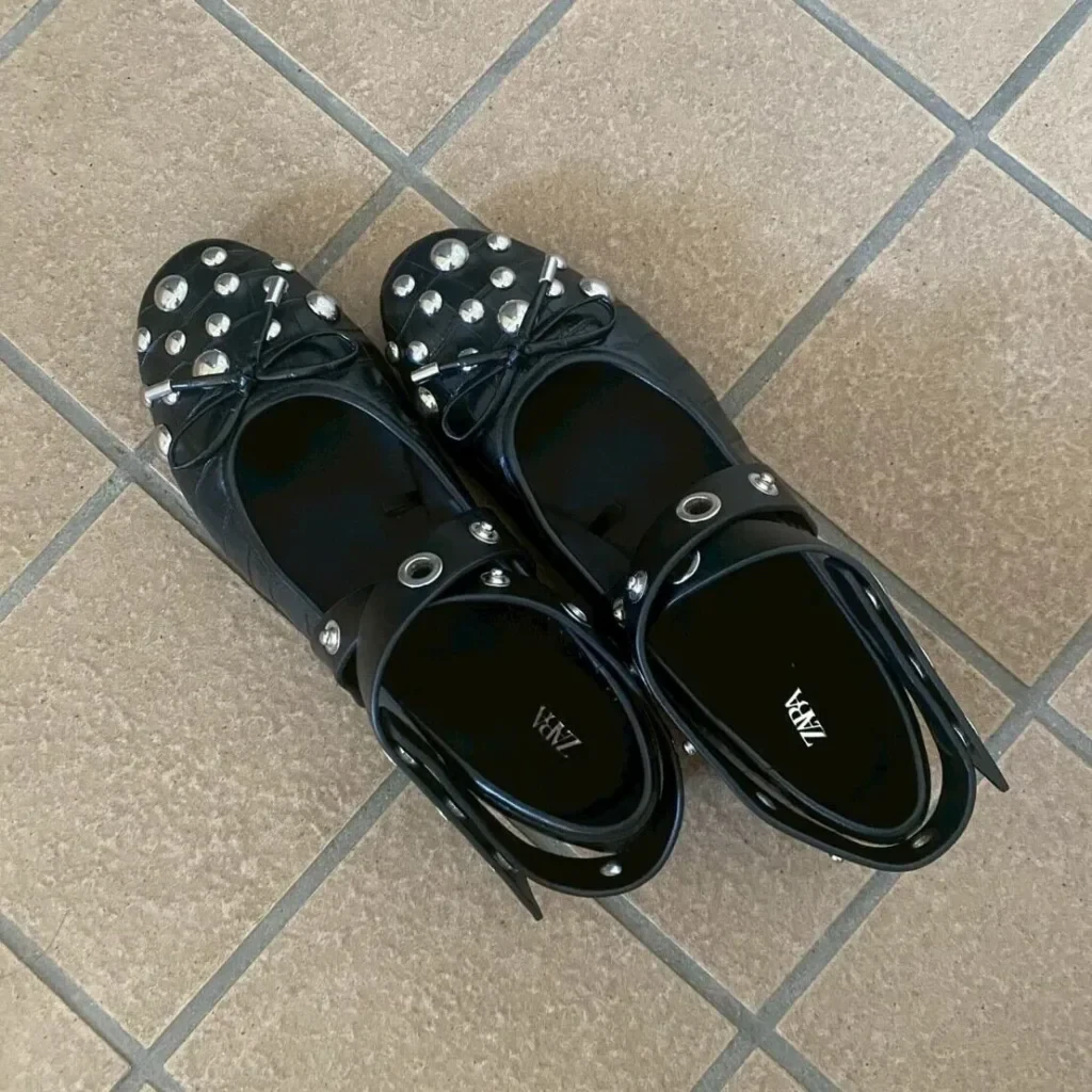 黒のスタッズつきメリージェーンシューズ