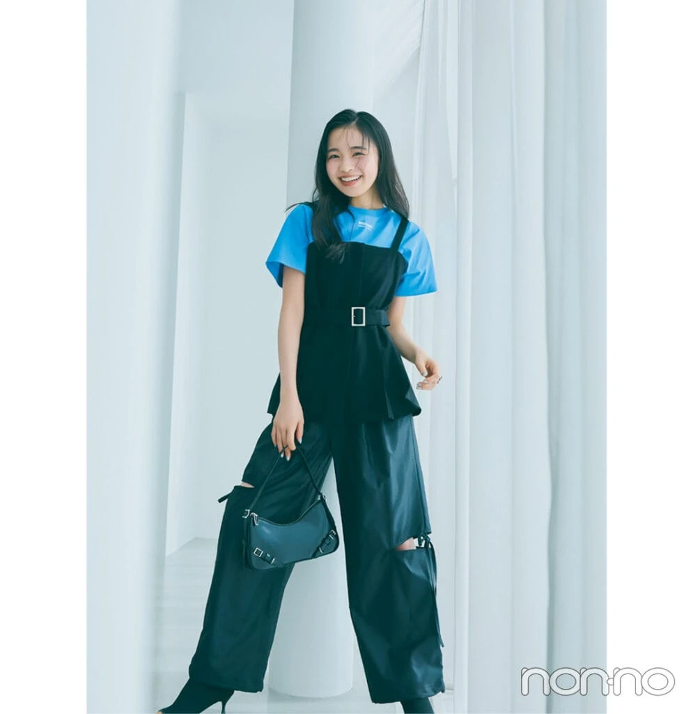 林芽亜里が着るモノトーンコーデに差し色でブルーTをプラス