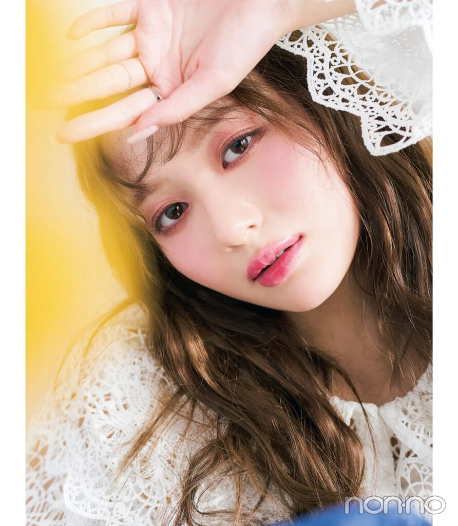 DAY 1
紅葉を見る日はじゅわっと血色ワントーンで女っぽくメイク