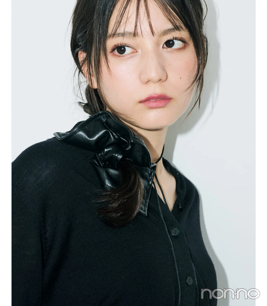 小坂菜緒と黒のニットカーディガン×小さな異素材