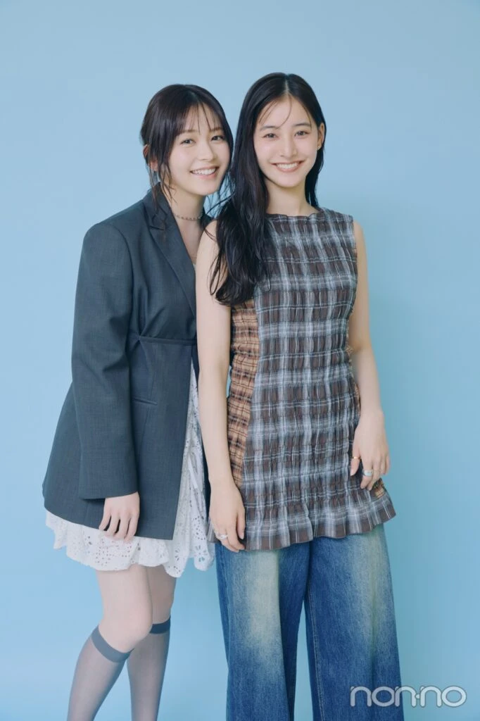 新木優子の肩に顔を寄せて微笑む久間田琳加とその横で笑顔をみせる新木優子