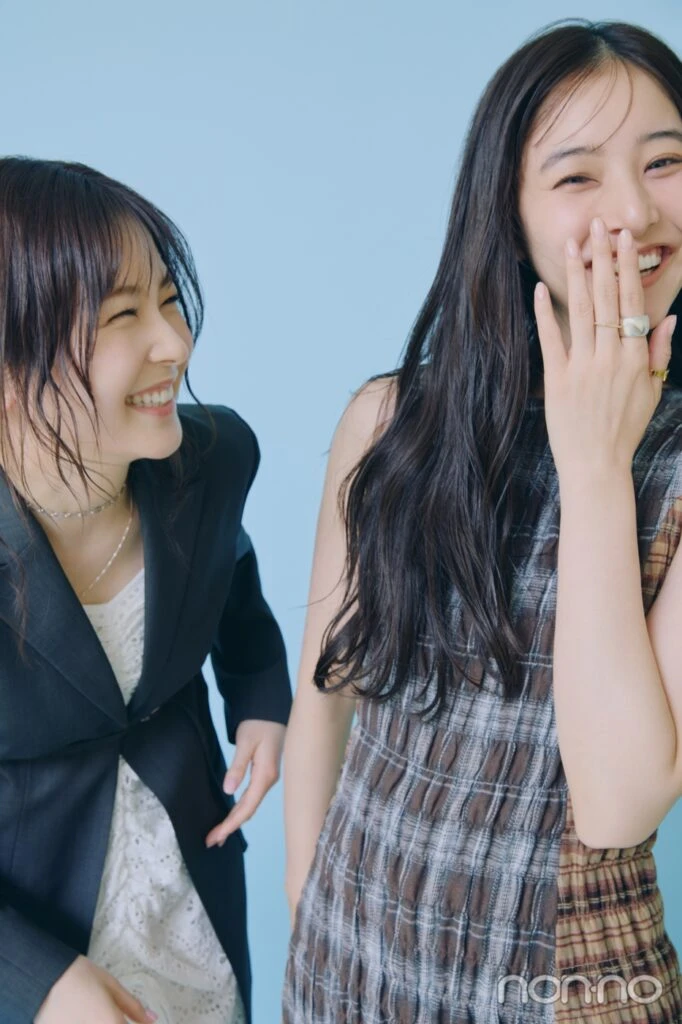 新木優子のほうを見ながら笑う久間田琳加と口に手を添えて笑う新木優子
