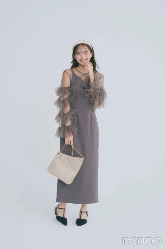 ラッフルスリーブボレロワンピースを着る加藤栞