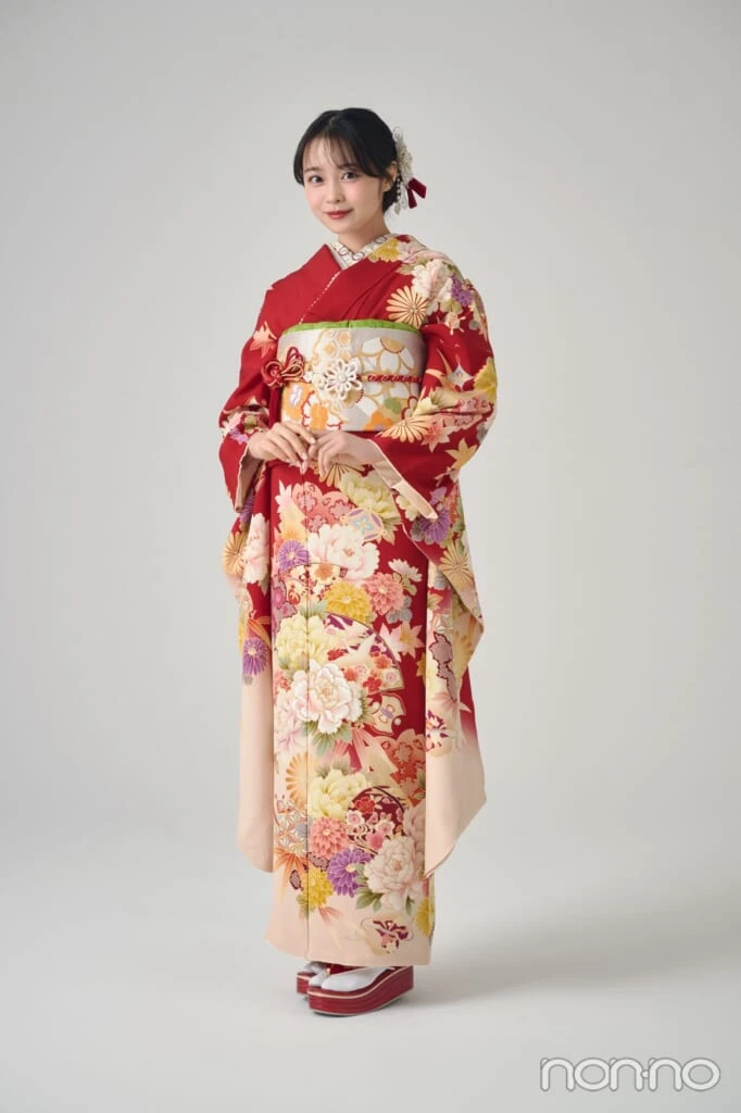 赤い振袖を着た林芽亜里の全身