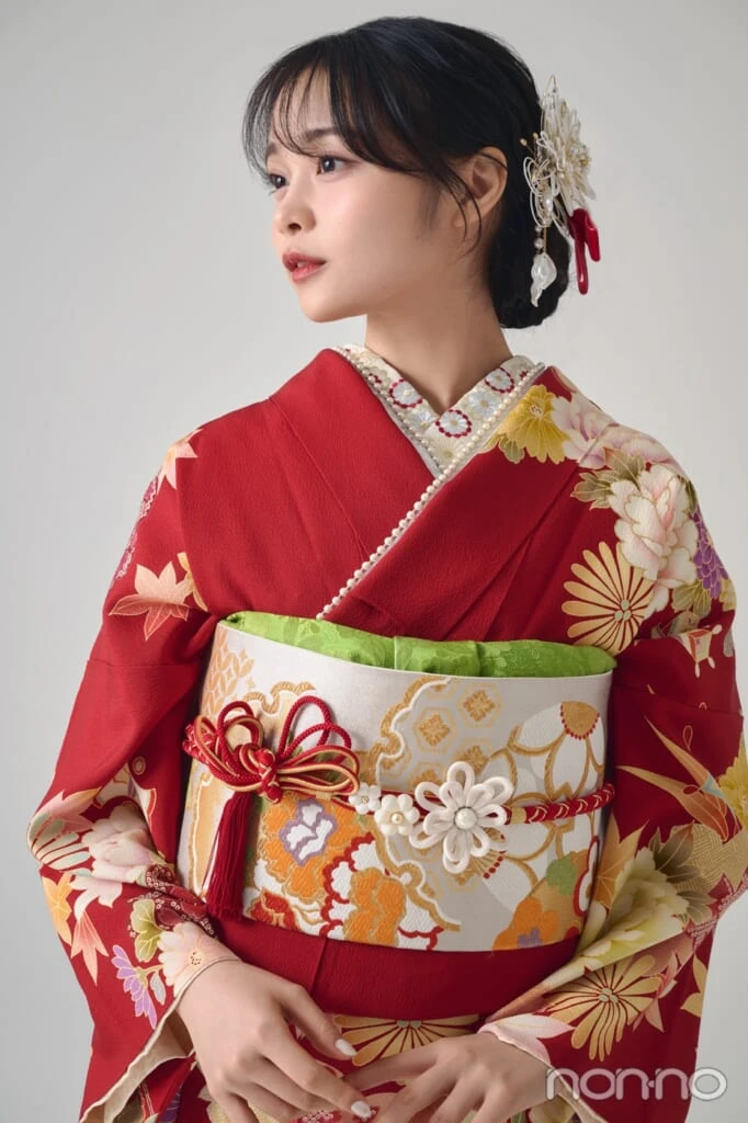 赤の振袖を着た林芽亜里のバストアップ