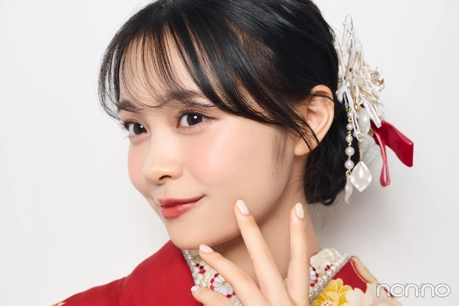 ほおにフォーカスして左を向く林芽亜里