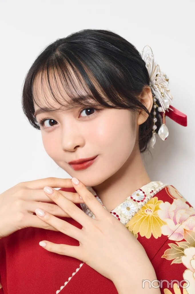 シニョン姿に赤いリボンや白い花を飾った林芽亜里のフロント