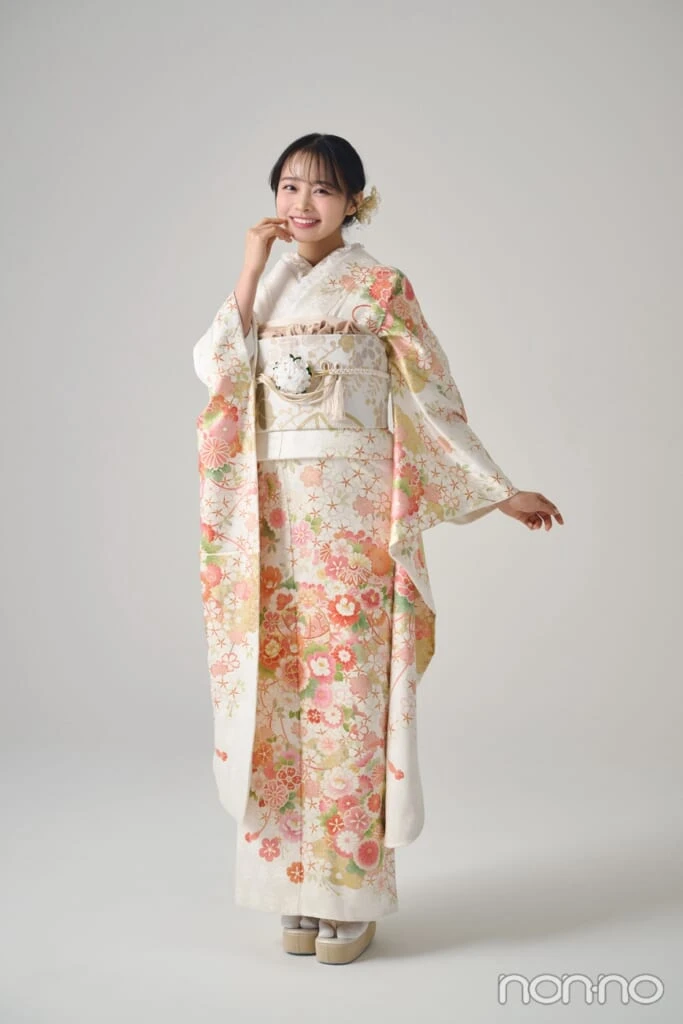 白い振袖を着た林芽亜里の全身