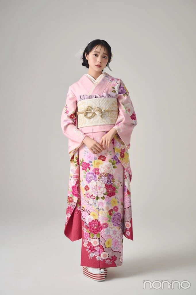 ピンクの振袖を着た林芽亜里の全身