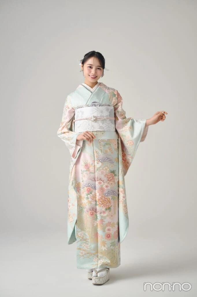 淡いブルーの振袖を着た林芽亜里の全身