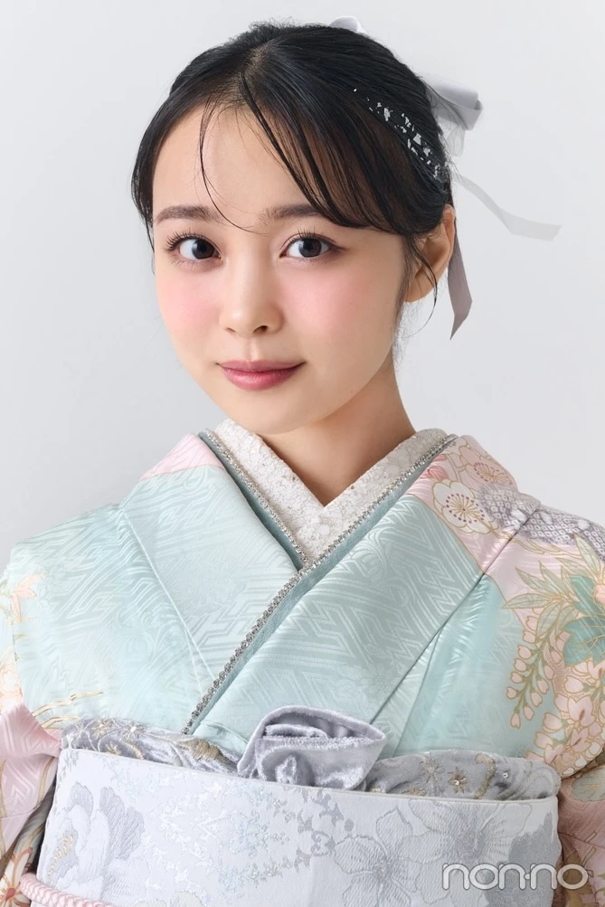 成人式ロングヘアアレンジ　タイトにまとめて後ろにグレーリボン、サイドに銀箔をつけた髪型の正面