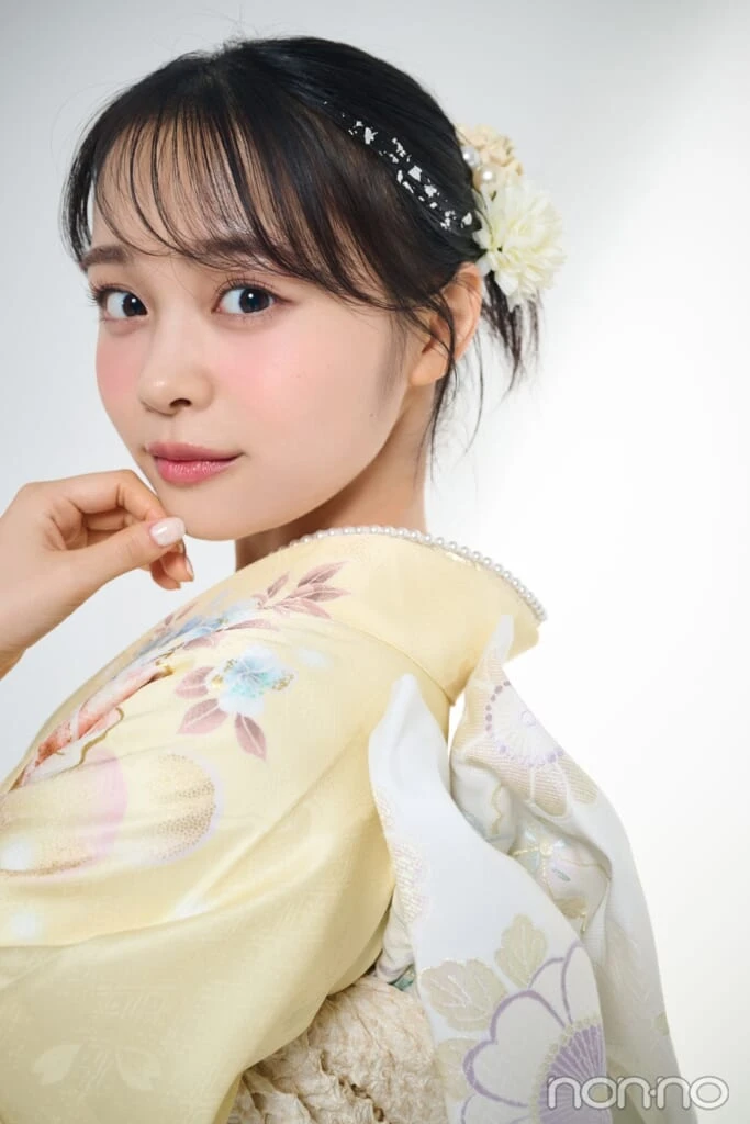 イエローの着物を着た林芽亜里のアップ