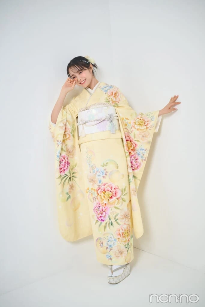 イエローの着物を着て笑う林芽亜里の全身