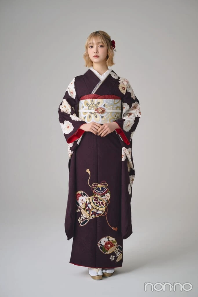 ブラウンの振袖を着た小宮山莉渚