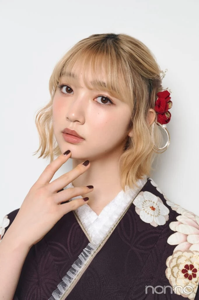 ゆるまきハーフアップに赤い髪飾りをつけた小宮山莉渚のアップ