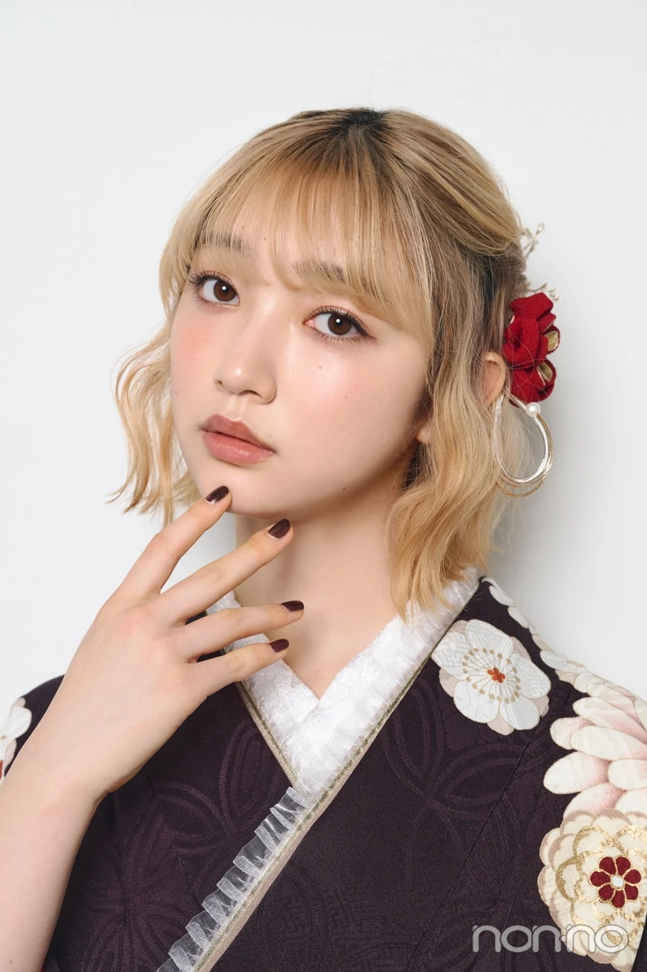 ボブの成人式ヘアスタイル　ゆるまきハーフアップに赤い髪飾りをつけた髪型の正面