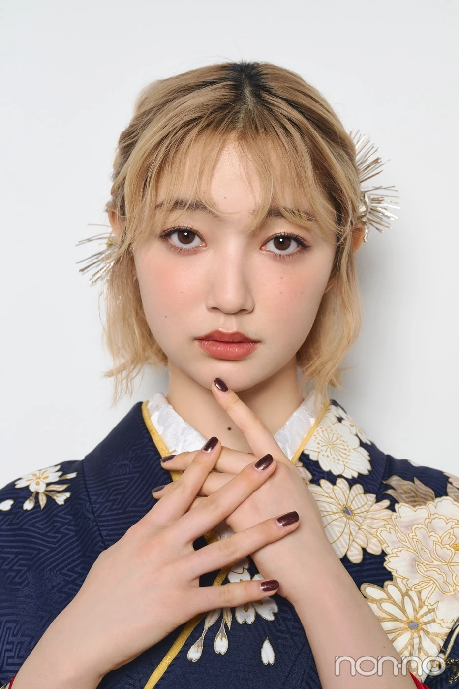 ボブの成人式ヘアスタイル　ハーフアップで両サイドから金銀の髪飾りをつけた髪型の正面