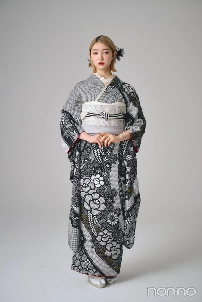 黒の絞りの振袖を着た小宮山莉渚