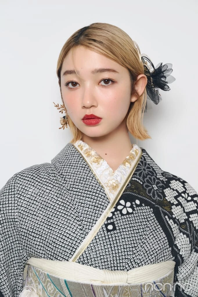 タイトな外ハネヘアに黒いヘア飾りを片側につけた小宮山莉渚のアップ