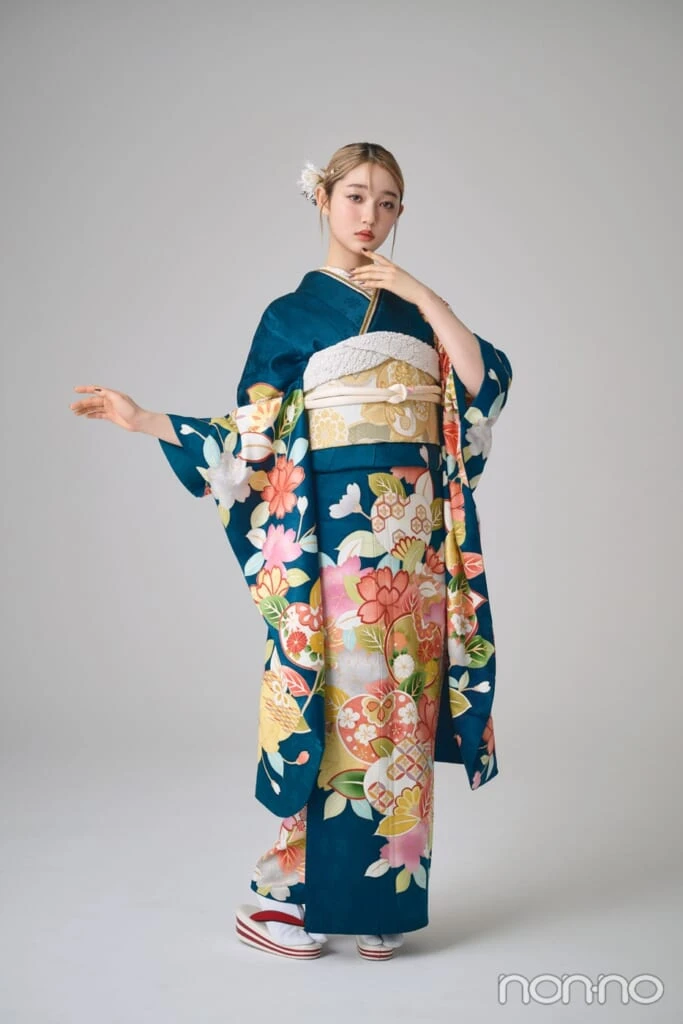 エメラルドグリーンの振袖を着た小宮山莉渚