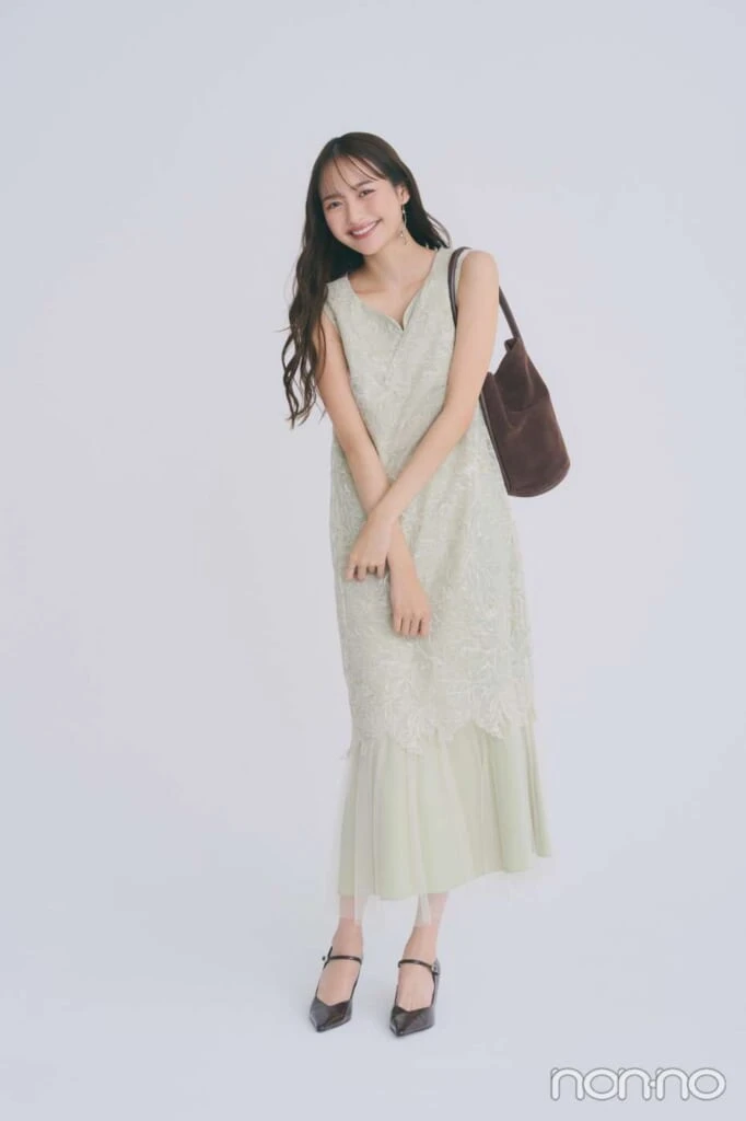 グリーンのワンピースを着る加藤栞