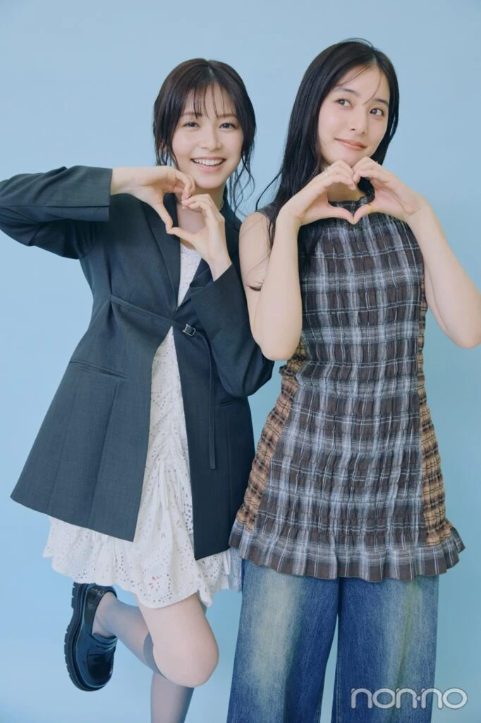 胸元でそれぞれハートを作る久間田琳加と新木優子