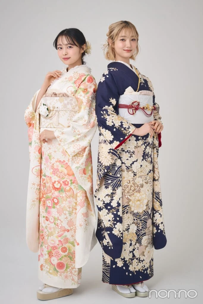 背中合わせに立つ白い振袖の林芽亜里と紺の振袖の小宮山莉渚の全身