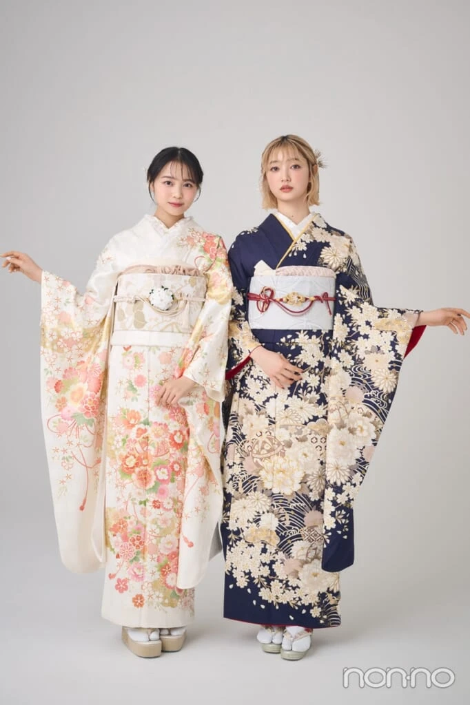 白い振袖の林芽亜里と紺の振袖の小宮山莉渚、袖を広げて立つ全身