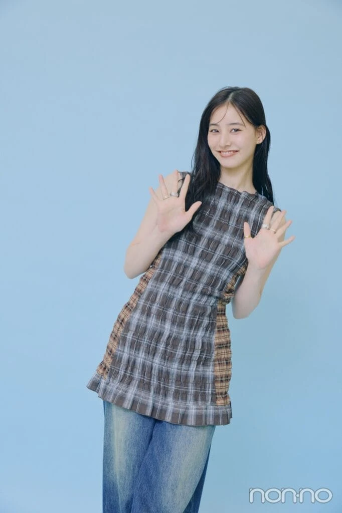 ただいま!と手を広げるポーズをする新木優子